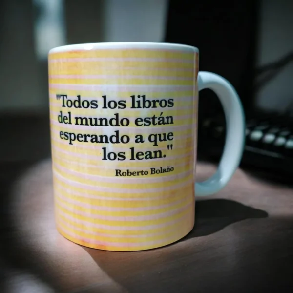 Vista lateral del mug Bolaño