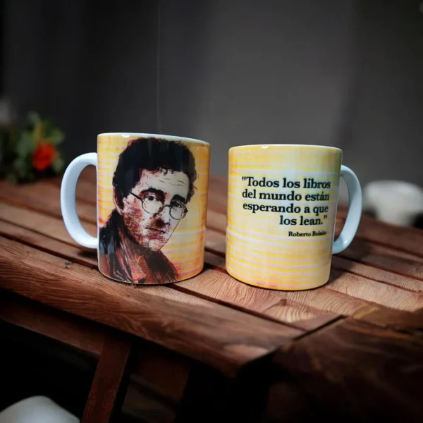 Detalle diseño del mug Bolaño