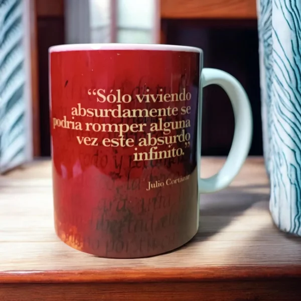 Vista lateral del mug Cortázar