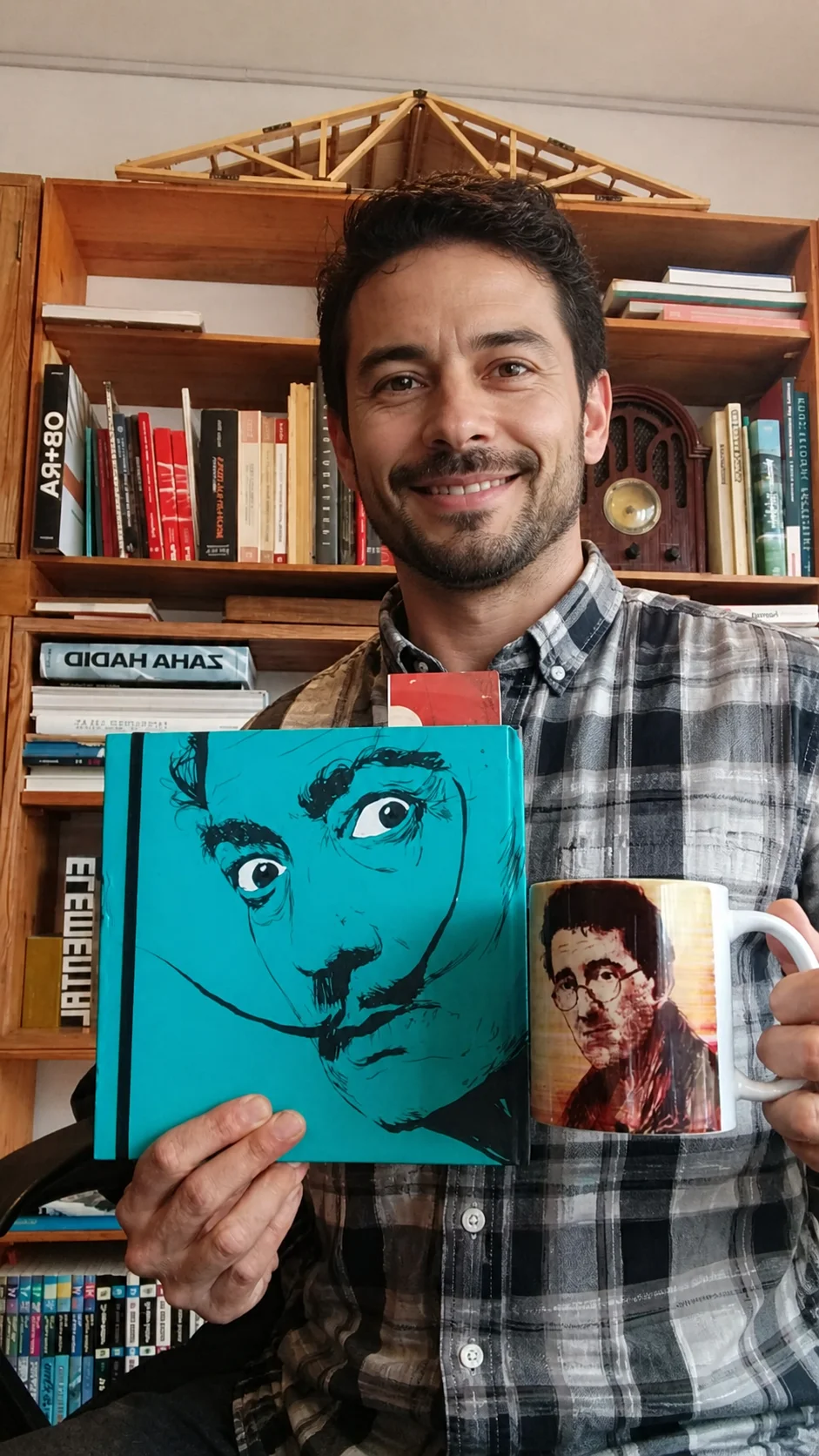 Cliente con su mug Gonzalo Arango