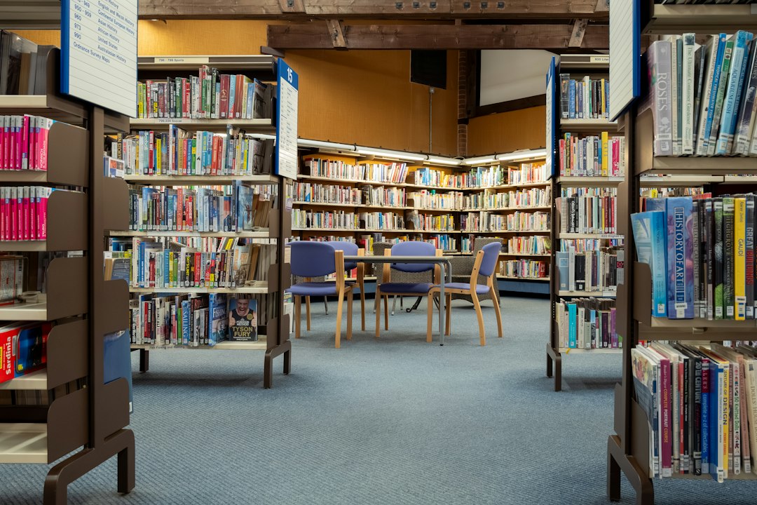 Sala de biblioteca con estanterías y colecciones bibliográficas